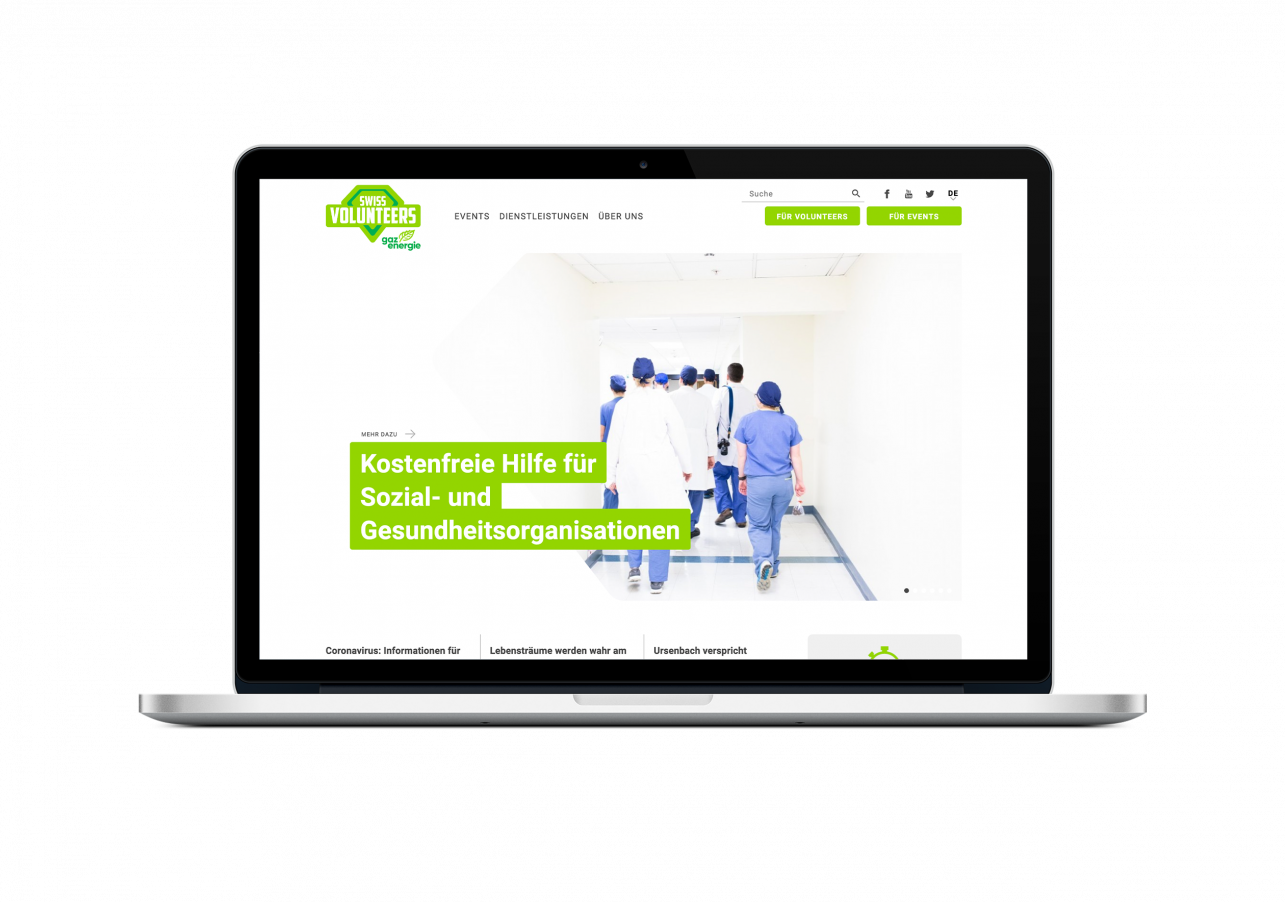 Eine Macbook Visualisierung, auf der die Startseite von Swiss Volunteers ersichtlich ist.