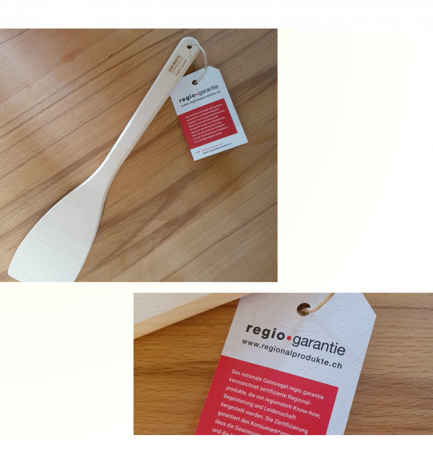 Foto einer hölzernen Bratschaufel mit einer Etikette mit dem Label regio.garantie