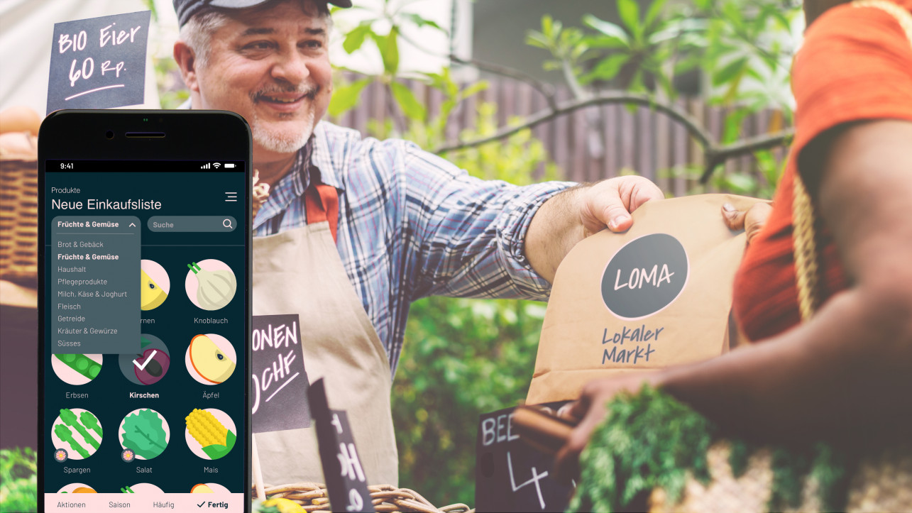 Ein Mann steht hinter einem Marktstand mit Gemüse und reicht einer Frau eine Papiertüte mit ihren Einkäufen.